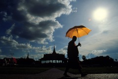 CAMBODIA-MONK-SHAVER