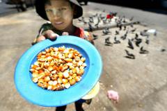 MYANMAR-INCOME-STREET